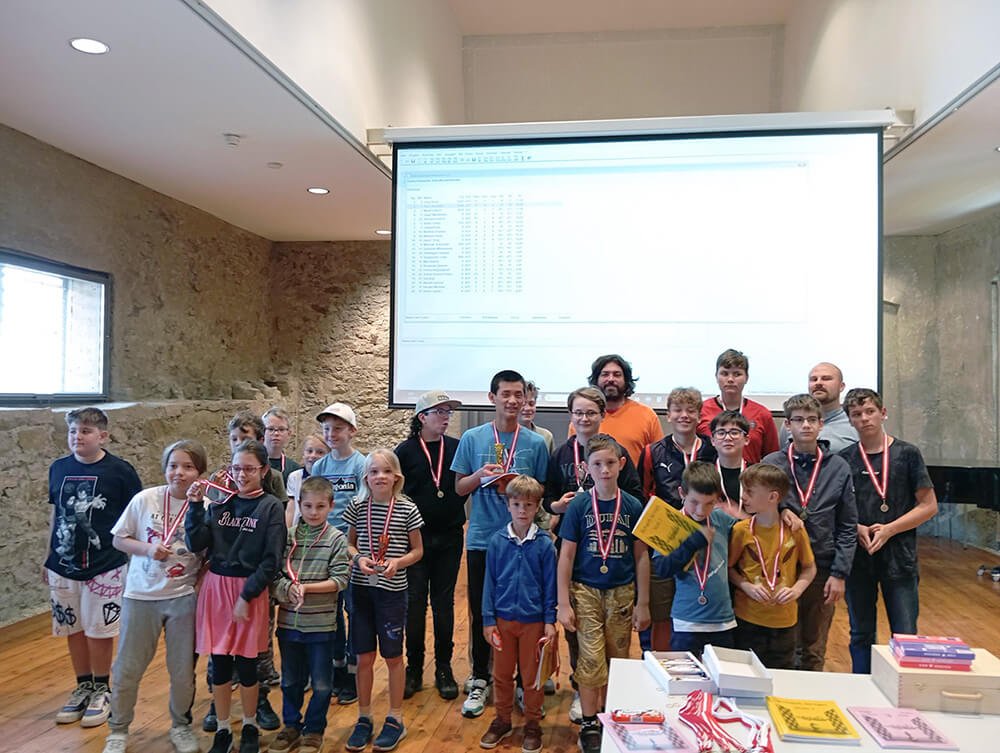 Drache Friesach Kinder mit Medaillen